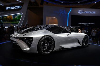 Xiaomi EV futuristic electric car - スペイン首相がXiaomi本社を訪問！革新EV「YU7」の未来技術に驚嘆