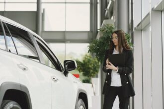 Porsche saleswoman China Chinese woman Porsche car - ポルシェ女性セールス、中国で快進撃！噂を乗り越える「信頼」の力
