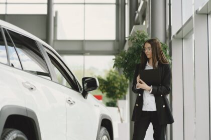 Porsche saleswoman China Chinese woman Porsche car - ポルシェ女性セールス、中国で快進撃！噂を乗り越える「信頼」の力
