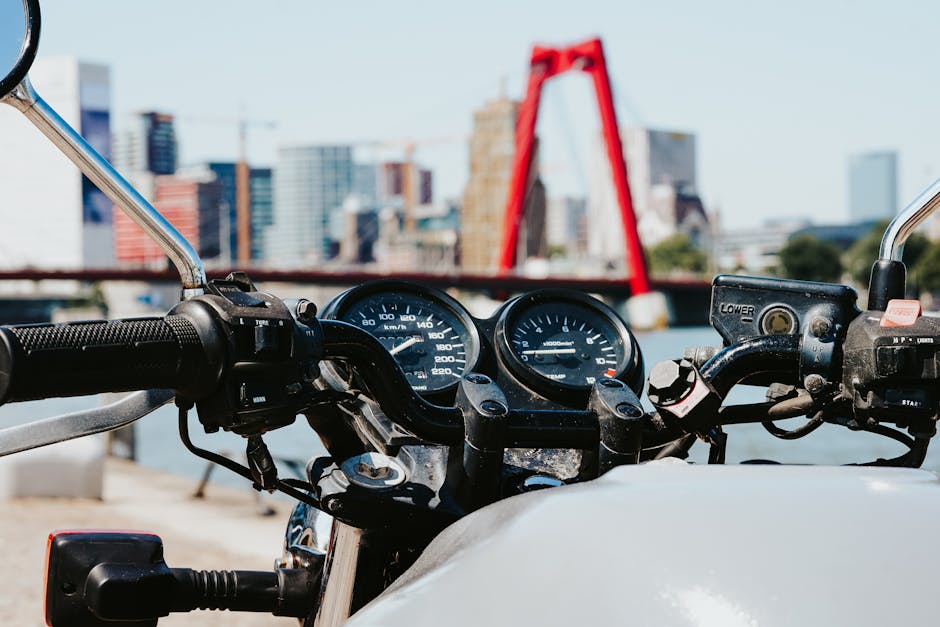 motorcycle on bridge - 中国バイク王「張雪」が再び長江越えに挑む!成功への道と危険な行方