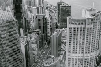 Hong Kong financial district, Female CEO - 香港REIT『冠君産業信託』CEO侯迅氏が2026年退任