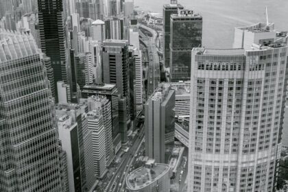 Hong Kong financial district, Female CEO - 香港REIT『冠君産業信託』CEO侯迅氏が2026年退任