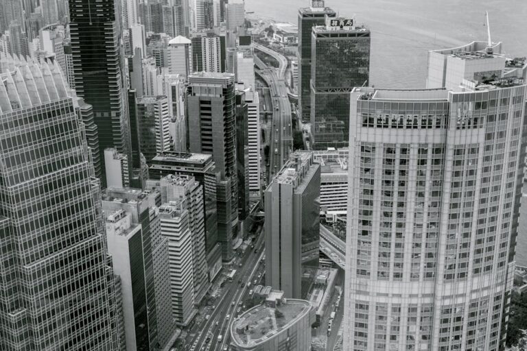 Hong Kong financial district, Female CEO - 香港REIT『冠君産業信託』CEO侯迅氏が2026年退任