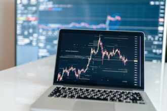 Old computer stock chart Retro computer screen - 戦火のウクライナから届く、日本のバブル経済シミュレーション『STONKS-9800』開発秘話