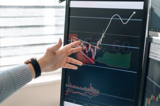 Chinese stock market display Businessman analyzing stock chart - 中国A株市場激動！「指数高騰、個別株低迷」の背景と賢い投資戦略