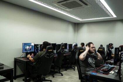 Esports player and singer - LPLスターBin、驚きの交友関係！人気歌手ワン・スーロンとの豪華ツーショットに注目