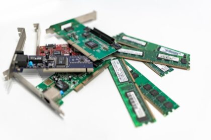 semiconductor chip RAM module - Samsungの巨額投資、それでもスマホ・PCメモリ高騰は続く？