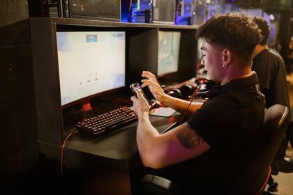 mobile game interface person playing mobile game - 『洛克王国：世界』iOS売上1位！1500万ユーザーを魅了する秘密