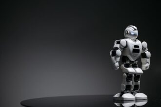 futuristic humanoid robot e-commerce robot - Unitreeのヒューマノイド「R1」アリババに現る！越境EC「速売通」でロボットのグローバル展開加速か