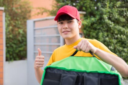 Chinese delivery worker award Meituan delivery uniform - 中国「美団」配達員、全国五一労働奨章を受賞！新業態労働者の代表が人民大会堂で演説
