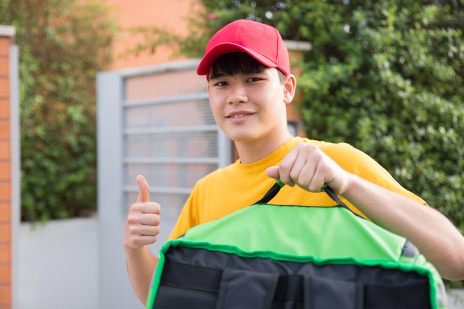 Chinese delivery worker award Meituan delivery uniform - 中国「美団」配達員、全国五一労働奨章を受賞！新業態労働者の代表が人民大会堂で演説