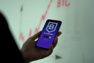 scam app smartphone cryptocurrency theft mobile - App Storeで偽アプリ横行！暗号資産9.5億円盗難被害