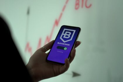 scam app smartphone cryptocurrency theft mobile - App Storeで偽アプリ横行！暗号資産9.5億円盗難被害