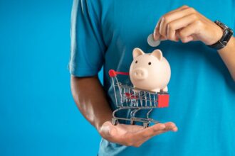 broken piggy bank hand protecting money - 中国で相次ぐ銀行破産！あなたの預金は大丈夫？資産を守る3つの対策