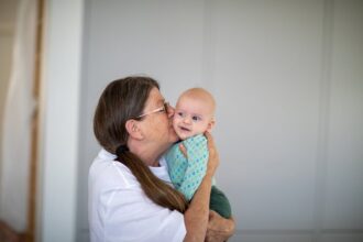 grandmother and grandchild - 中国映画界に衝撃！感動大作が「豆瓣」で9.0点獲得、2026年最高評価を更新
