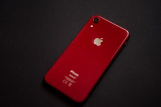 Deep Red iPhone - iPhone 18はデザイン維持も新色「深紅」に注目か？