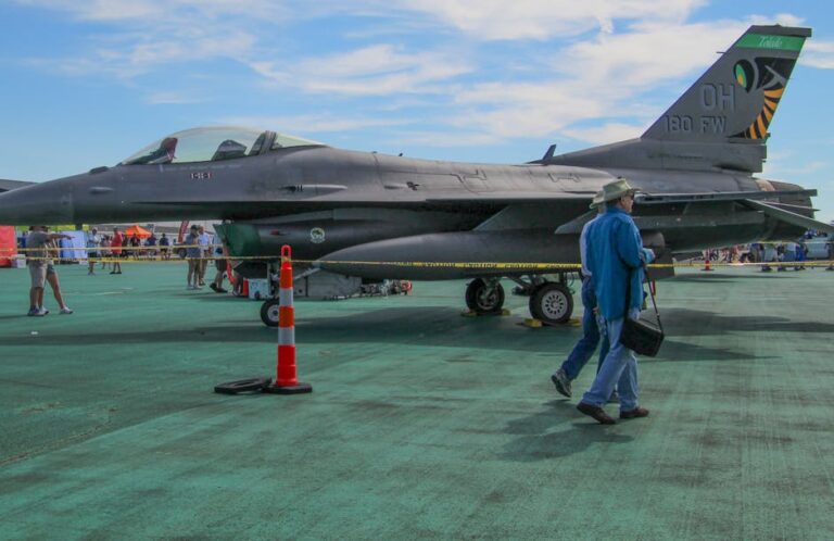 F-16 fighter jet UFO - 衝撃映像公開！米空軍F-16がUFOを撃墜か？