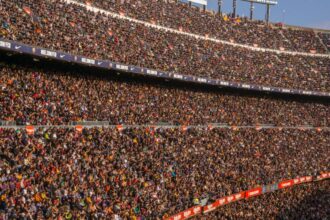 GTA 6 Gaming crowd - GTA6が世界を席巻!ワールドカップ級の熱狂を生むその理由