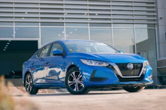 Nissan car delivery, Nissan Sylphy - ヒーローの誕生とブランドの神対応！中国で女性ドライバーが暴走車を阻止、日産が新車を贈呈
