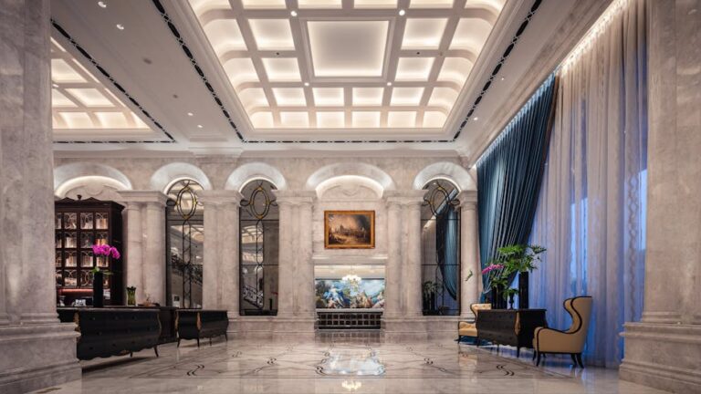 Chinese luxury hotel Grand hotel lobby - 中国恒大の豪華ホテル、国有企業が破格の半額以下で落札！