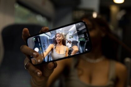 moving camera smartphone - 栄耀Robot Phone爆誕!スマホに「動くカメラ」内蔵で撮影革命