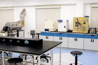 lithium-ion battery battery research lab - 中国天賜材料、R&D投資26%増で技術革新加速！電池・化学品で躍進、業績も大幅伸長