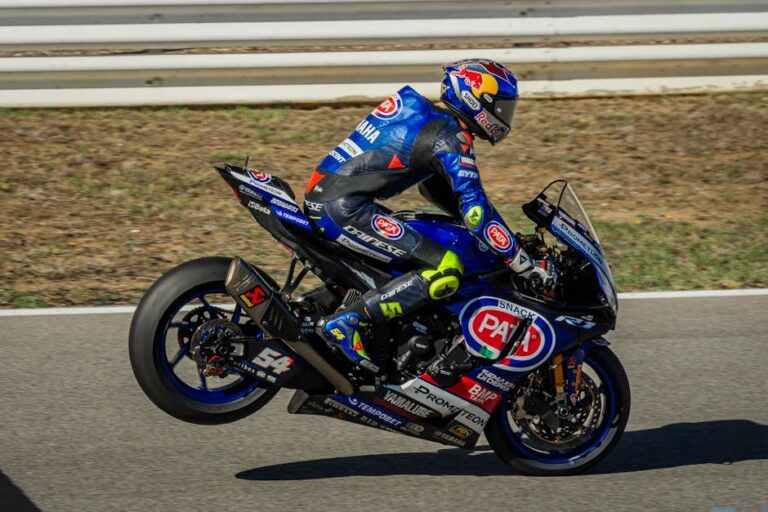 WSBK mechanical failure Superbike engine smoke - WSBKで中国人ライダー張雪チームがトラブル！デビスのリタイア詳細を解説