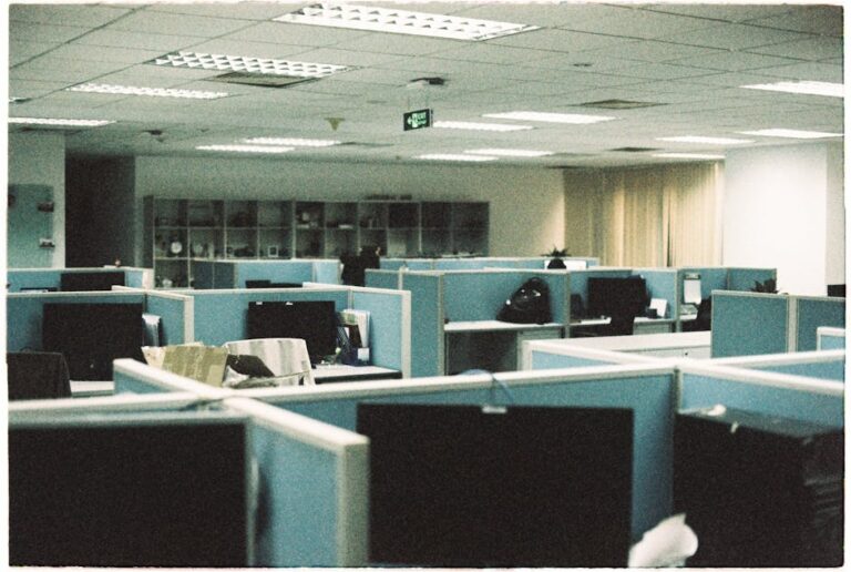 Modern Chinese tech office - 中国テック企業の「週休2日」が贅沢品に？新しい働き方で人材確保へ