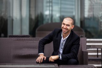 Chinese tech leader Entrepreneur success China - 米国で瀕死の起業家、中国で「マッカーサー将軍」として復活の物語
