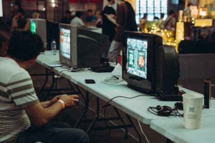 suit charity, gaming event - DNFが仕掛ける新時代の社会貢献！「スーツで善行」に熱狂するゲーマーたち