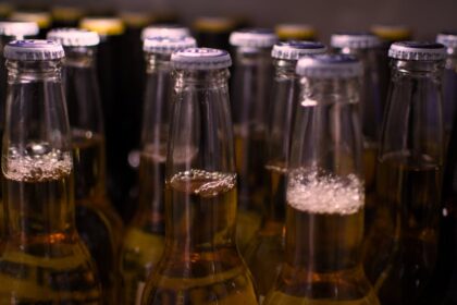 Wuliangye bottle, Chinese stock market - 中国白酒大手「五粮液」株価安定化へ大株主が巨額増資！