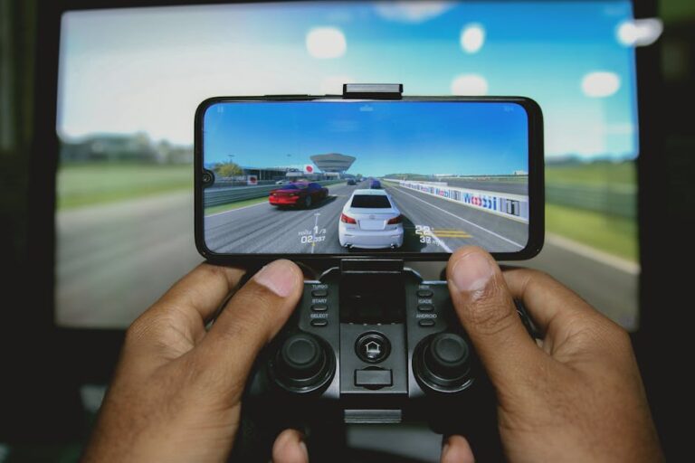 mobile game screen - 中国ゲーム界激動の労働節：新作『異環』1億元突破、SUNBORN新作、miHoYo人事異動、大手決算好調