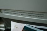 no phone on plane sign airplane smartphone warning - スマホはなぜ飛行機でNG？中国院士が明かす「離着陸13分」の舞台裏