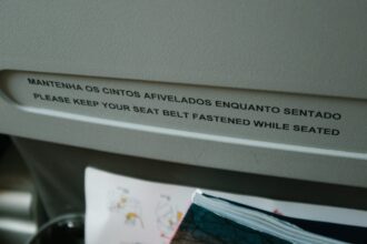 no phone on plane sign airplane smartphone warning - スマホはなぜ飛行機でNG？中国院士が明かす「離着陸13分」の舞台裏