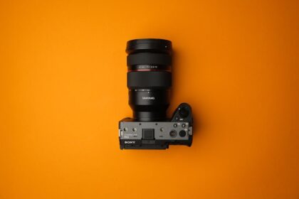 mirrorless camera, video creator shooting - キヤノンが新型「EOS R6 V」発表か？グリップ強化＆放熱性能で動画クリエイターに朗報！
