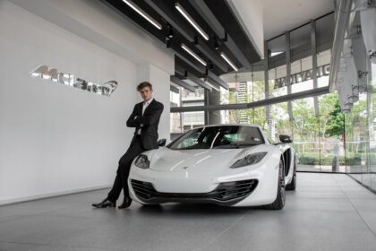 Russian male model, luxury car model - 北京モーターショーで「主役交代」？ ロシア人男性モデルが高級車を凌ぐ人気に！