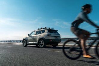 Xiaomi YU7 GT red electric SUV - シャオミ新型EV「YU7 GT」が店舗へ！雷軍氏が公開した「車庫レッド」の実車に注目