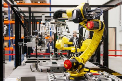 humanoid robot factory robot car assembly - BMWが人型ロボットを工場に導入！未来の自動車生産が始まる