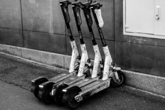 futuristic electric scooter - JIHOO AE3 Pro電動スクーター登場！スマート機能と高コスパ
