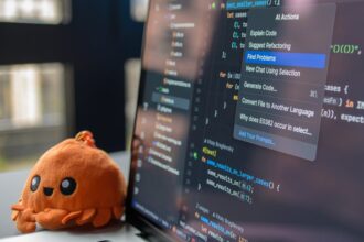 developer and AI software engineer coding - 「AIはプログラマーをなくさない」AWSが技術者採用拡大で業界の不安を払拭