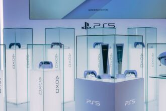 scratched PS5 disc - PS5ディスク6枚が傷だらけ！ゲーマーを襲った悲劇と家族の溝
