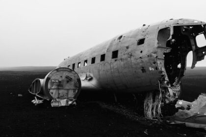 airplane crash plane wreckage - まさかのパイロット誤認でボーイング機が大破！滑走路灯に衝突、事故の全貌