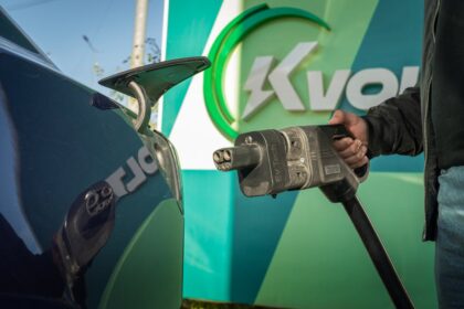 * **EV charging lock** * **Electric car dashboard warning** - 中国EV業界に「鎖電」の噂？性能制限の衝撃