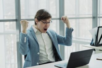 AI career success - ファーウェイ社員、AI転身で年収2000万円突破!技術が変えるキャリアの未来