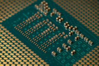 DRAM chip AI processor - AI需要爆発！Samsung幹部が警告「メモリ価格高騰は2027年以降も続く、生産枠は完売」