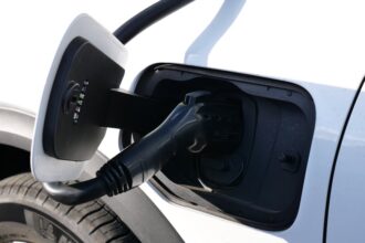 solid-state battery EV fast charging - 中国科学院が新型全固体電池発表！エネルギー密度2倍、3分充電でEV革命へ