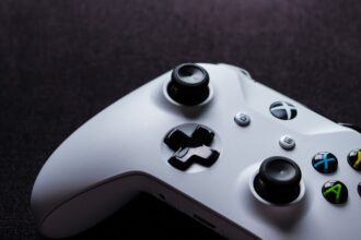 Xbox controller cloud gaming Discord gaming interface - Xbox Game Passに新エントリー版！Discord Nitro会員限定で50+タイトルとクラウドゲーミングが体験可能に