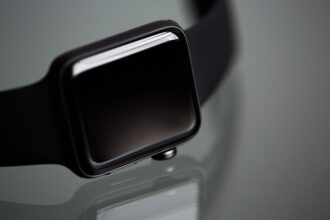 AI smartwatch Futuristic smartwatch - 未来を腕に。Wear OS 7、AIとクロスデバイス連携でスマートウォッチを再定義！