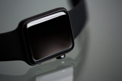 AI smartwatch Futuristic smartwatch - 未来を腕に。Wear OS 7、AIとクロスデバイス連携でスマートウォッチを再定義！
