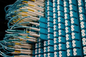 AI data center, Fiber optics infrastructure - AI時代の光通信を牽引!光迅科技、高評価は機会かリスクか?